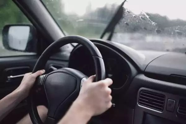 penyebab setir mobil bergetar saat kecepatan tinggi
