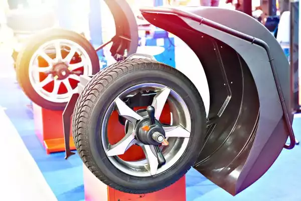 kaki-kaki mobil bunyi gluduk