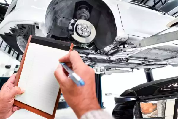 inspeksi mobil SUV bekas