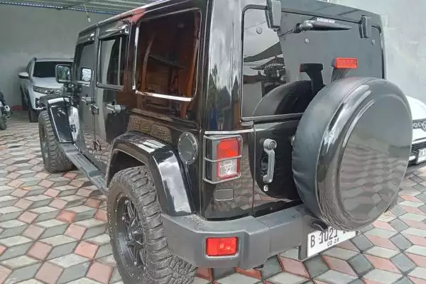 inspeksi mobil SUV bekas